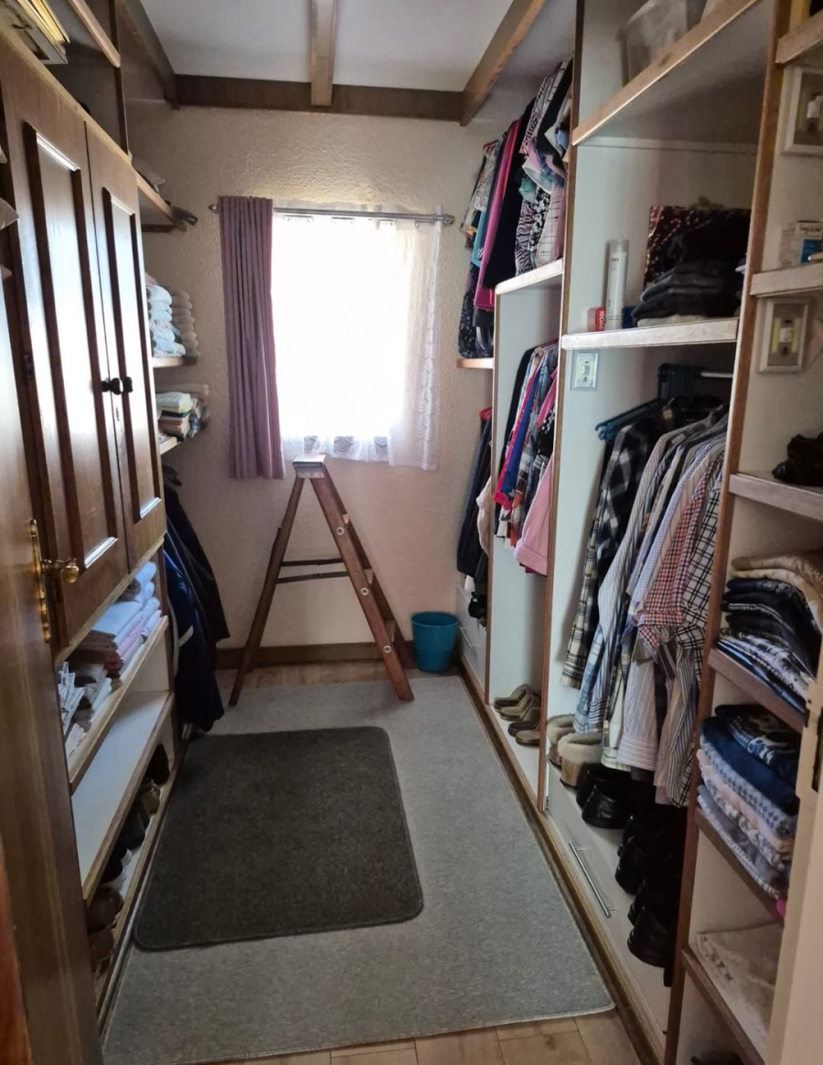 6 Bedroom Property for Sale in Flimieda North West